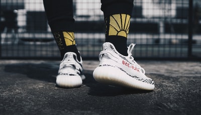 人穿着斑马阿迪达斯Yeezy提高350 v2
